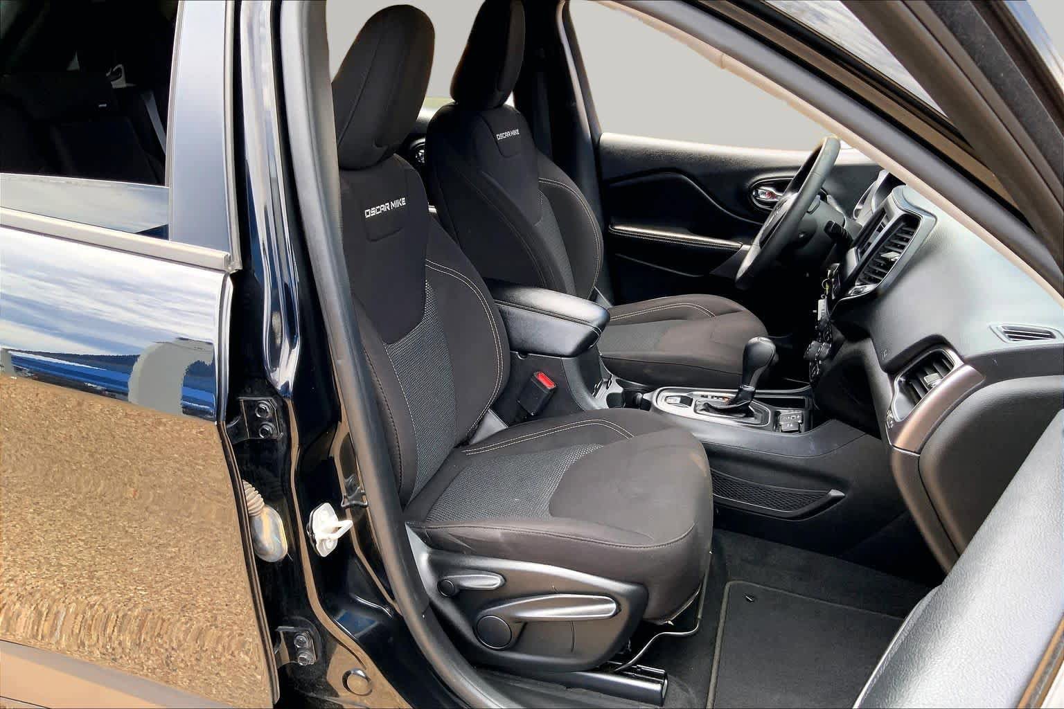Used 2021 Jeep Cherokee Latitude FWD image 9