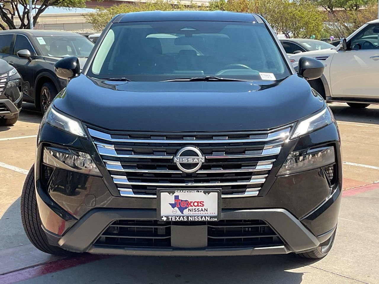 Used 2025 Nissan Rogue SV image 3