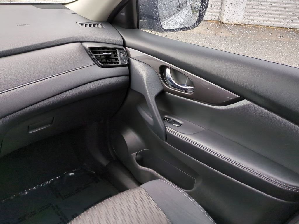 Used 2019 Nissan Rogue SV image 17