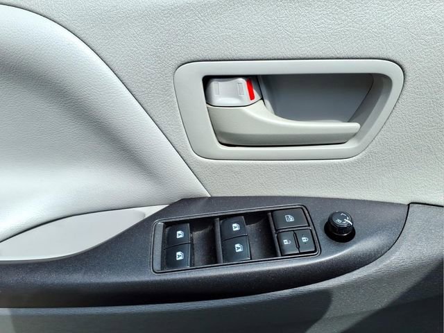 Used 2020 Toyota Sienna L image 11