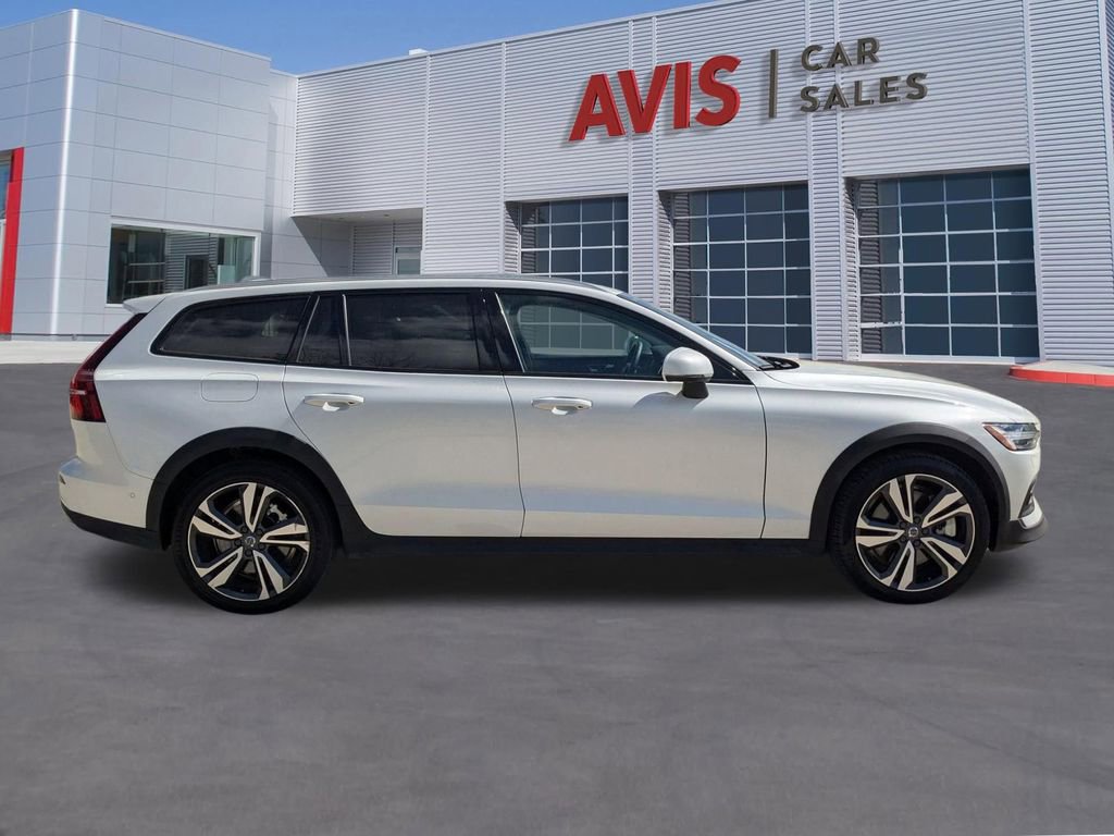 Used 2025 Volvo V60 B5 Cross Country Plus image 5