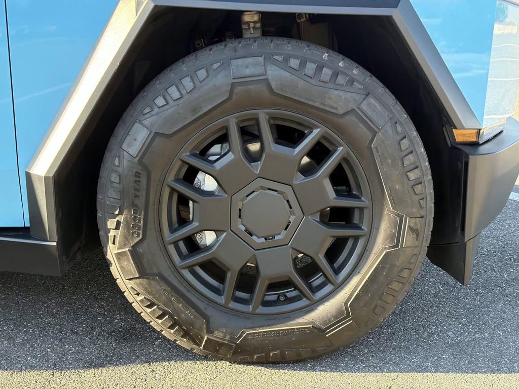 Used 2024 Tesla Cybertruck AWD Crew Cab image 9