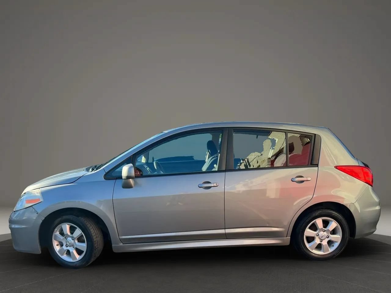 Used 2011 Nissan Versa Hatchback w/ Navigation/Satellite Pkg FWD image 2