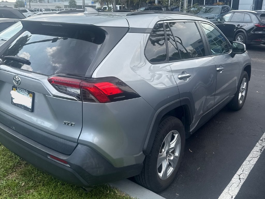 Used 2021 Toyota RAV4 XLE FWD image 2