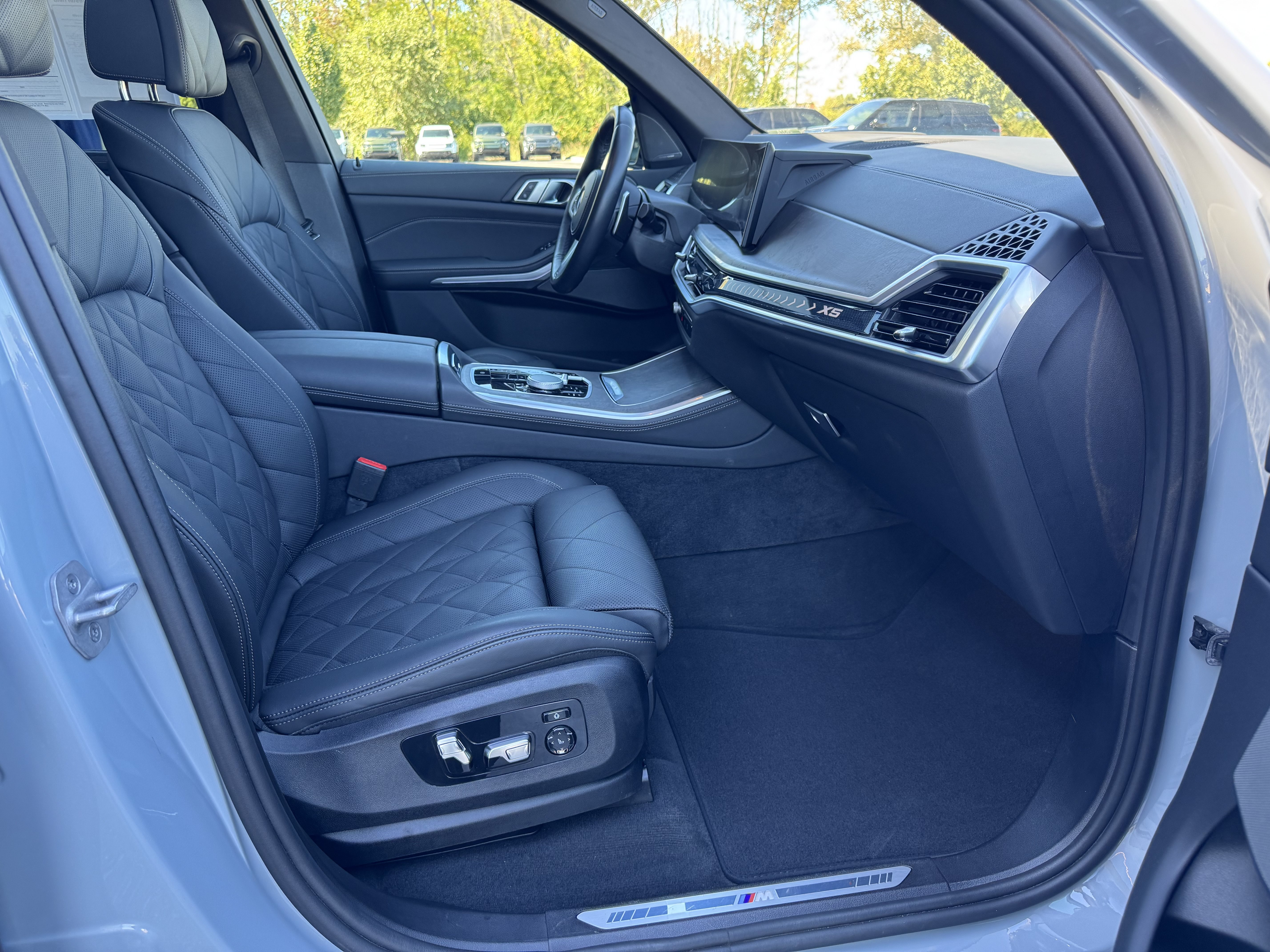 Used 2024 BMW X5 xDrive40i w/ M Sport Package AWD/4WD image 3