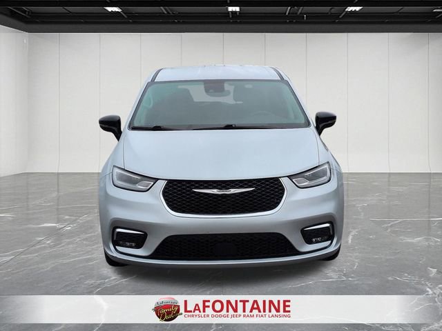 Used 2024 Chrysler Pacifica Touring-L image 8