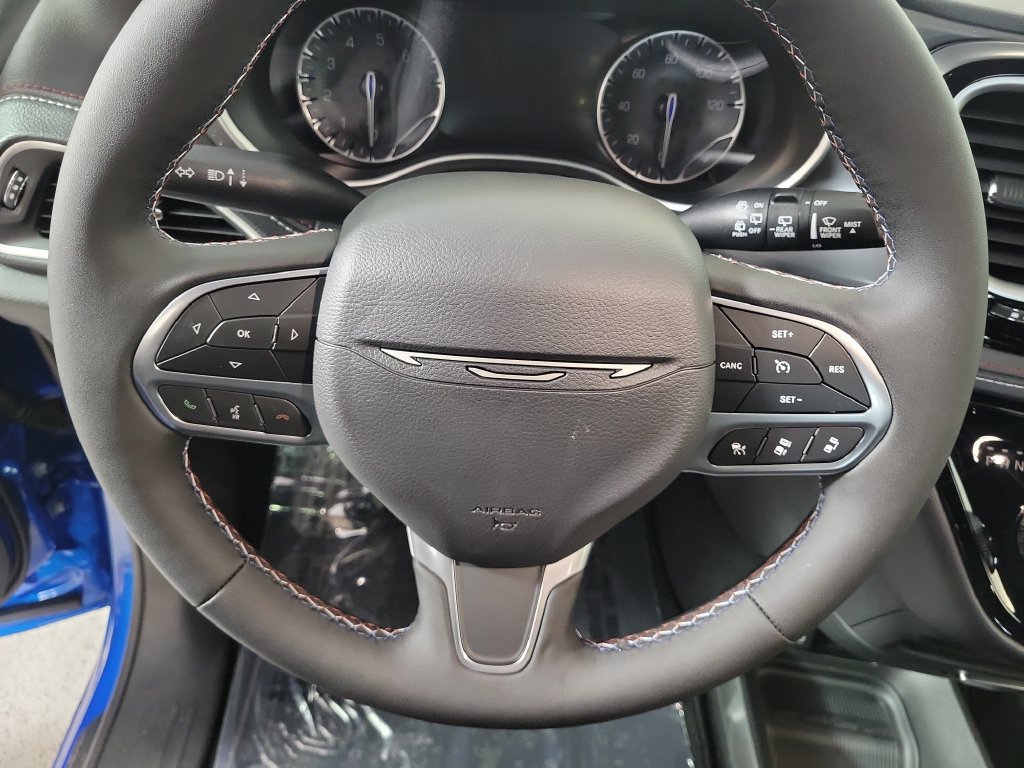 New 2027 Chrysler Pacifica Select FWD image 16