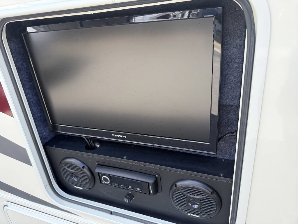 Used 2017 Ford E-450 and Econoline 450 Super Duty w/ Motorhome Prep Package RWD image 18