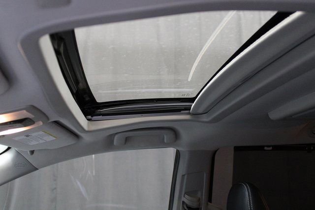 Used 2020 Toyota Sienna SE Premium w/ Nightshade Edition FWD image 8