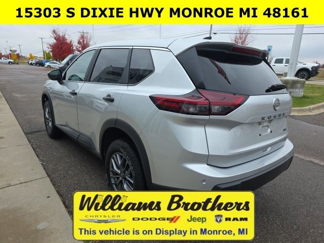 Used 2024 Nissan Rogue S image 8