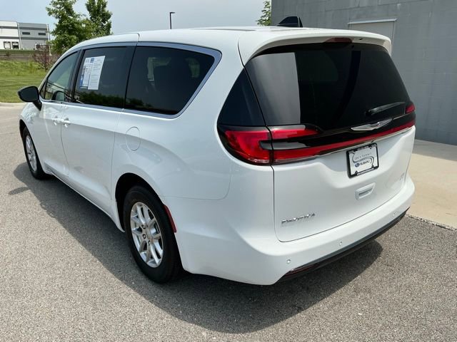 Used 2025 Chrysler Pacifica Select FWD image 2