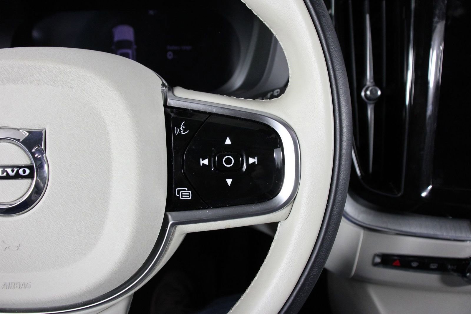 Certified 2025 Volvo XC60 T8 Plus w/ Protection Package Premier image 11