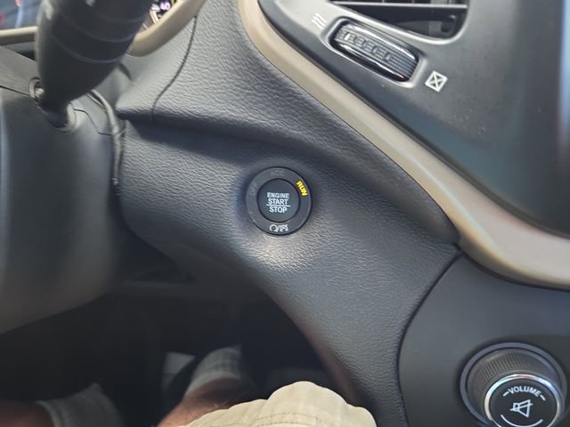 Used 2017 Jeep Cherokee Limited w/ Luxury Group image 23