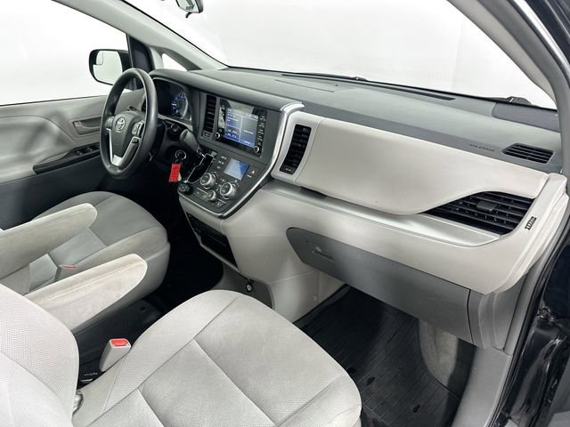 Used 2019 Toyota Sienna L image 28
