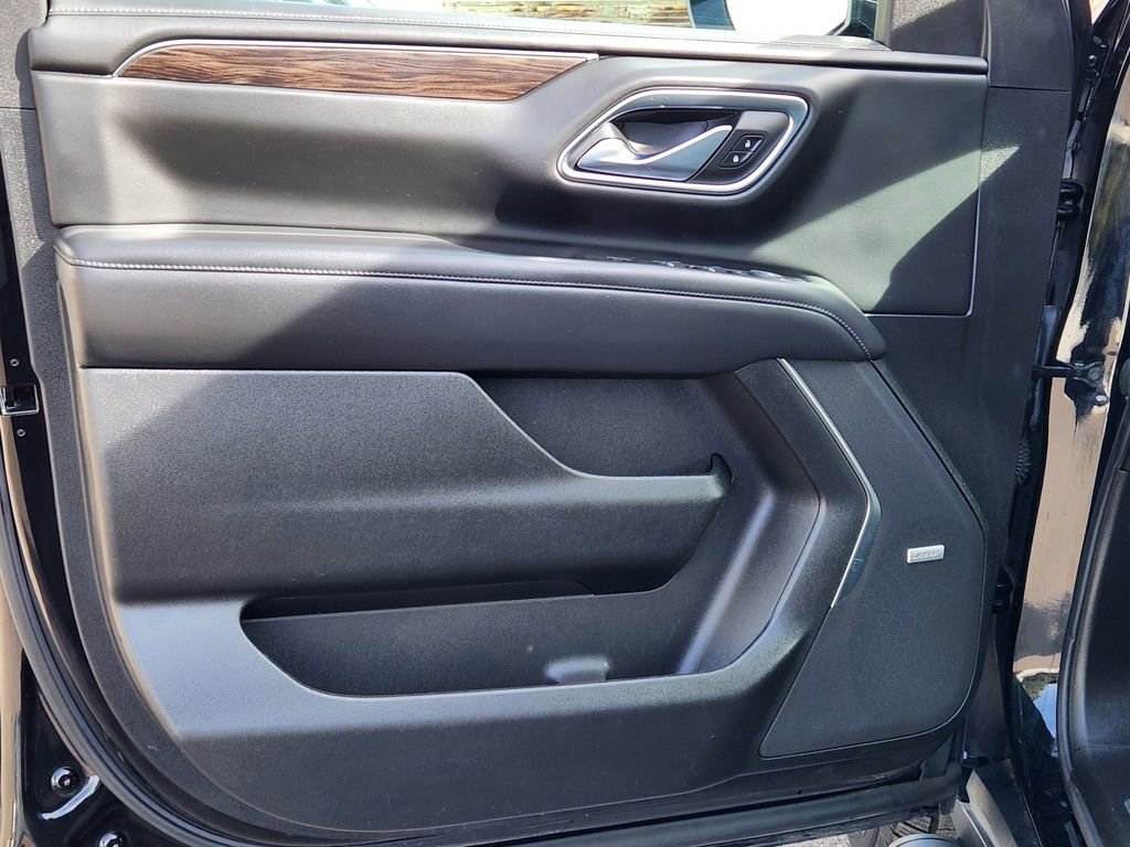 Used 2022 Chevrolet Suburban Z71 w/ Luxury Package image 8