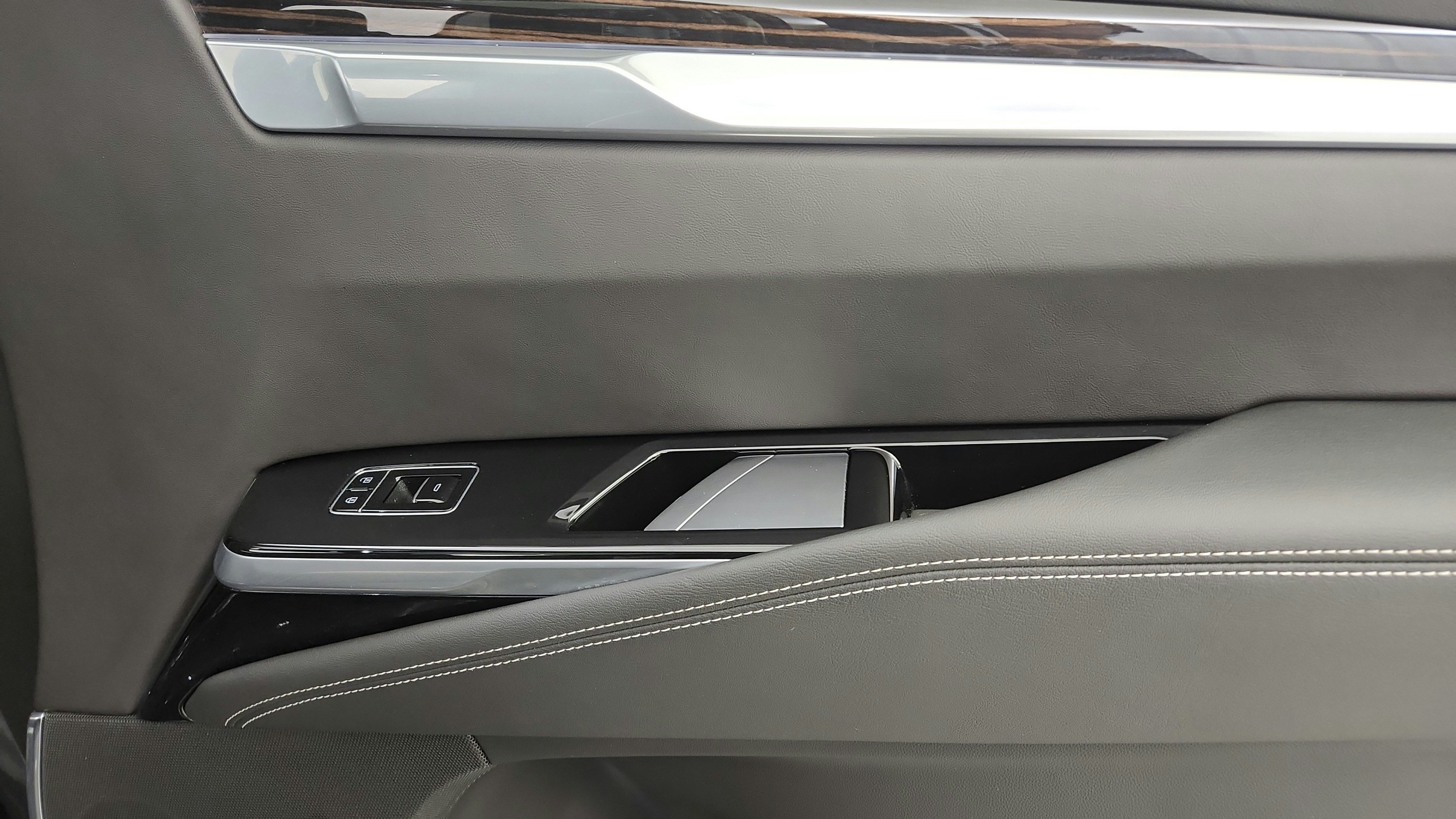 Used 2026 Cadillac Escalade Luxury w/ LPO, Floor Liner Package AWD/4WD image 38
