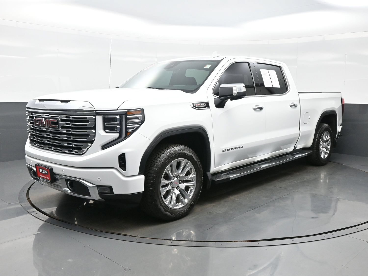 Used 2023 GMC Sierra 1500 Denali w/ Technology Package AWD/4WD image 2