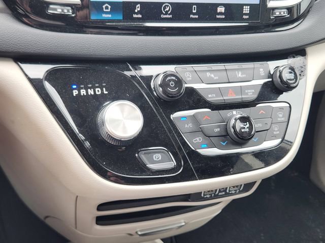 Used 2023 Chrysler Pacifica Touring-L FWD image 18