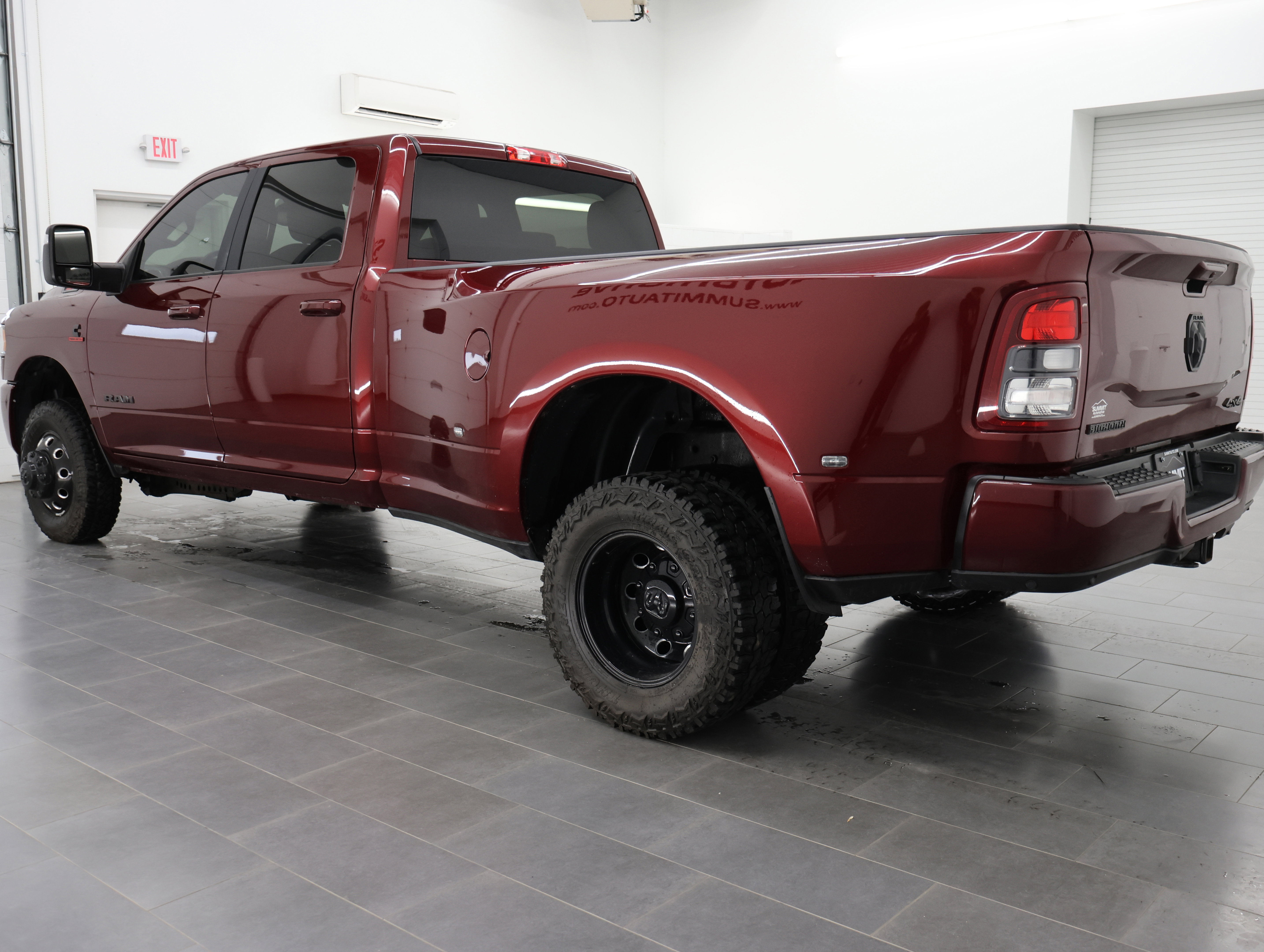 Used 2023 RAM 3500 Big Horn w/ Night Edition AWD/4WD image 6