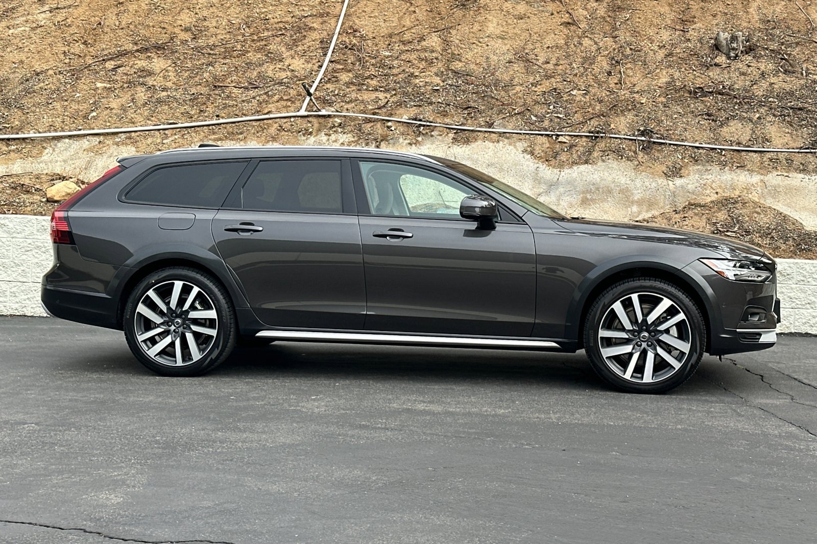 Used 2025 Volvo V90 B6 Cross Country Plus w/ Protection Package Premier AWD/4WD image 3