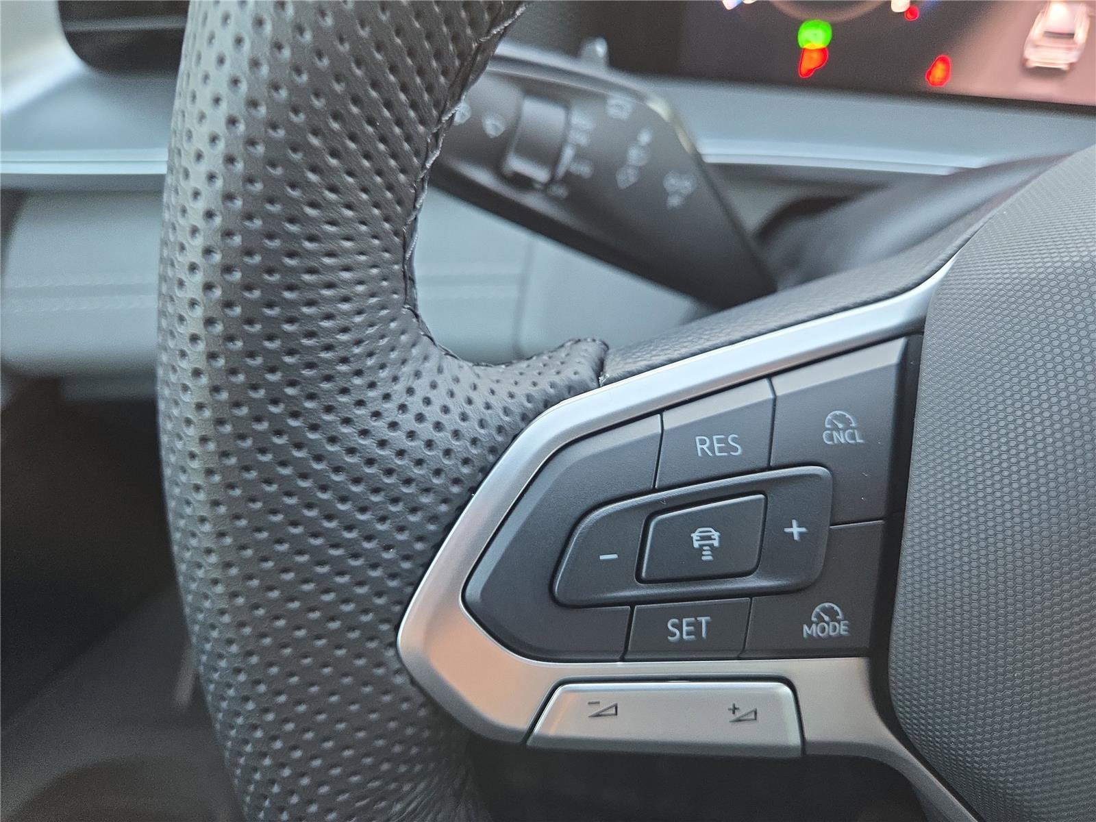 New 2025 Volkswagen Tiguan SE R-Line image 16