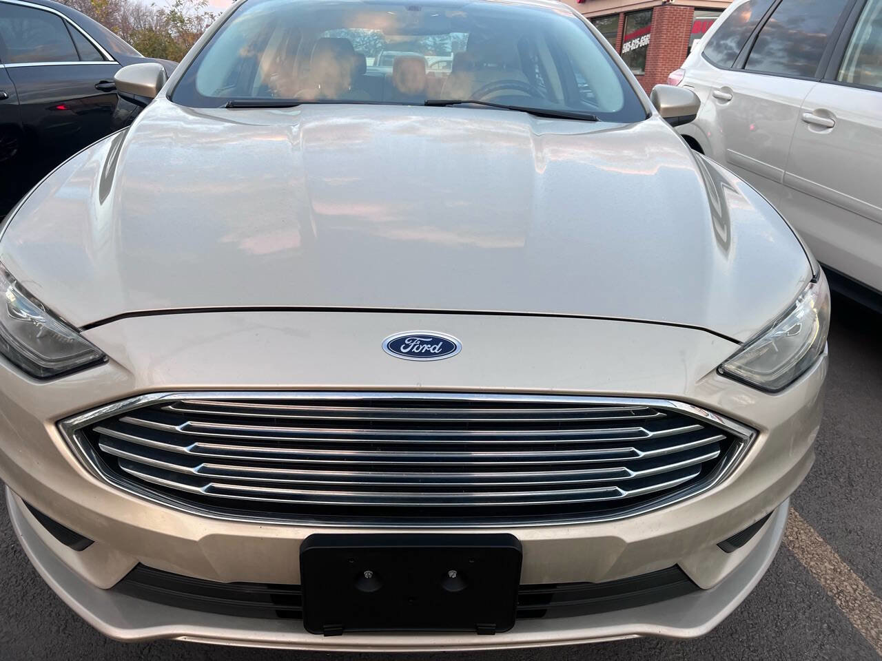 Used 2017 Ford Fusion SE w/ Fusion SE Technology Package image 4