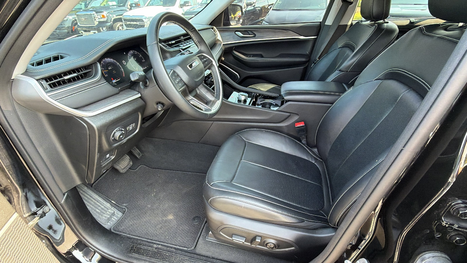 Used 2022 Jeep Grand Cherokee Limited w/ Luxury Tech Group II RWD image 17