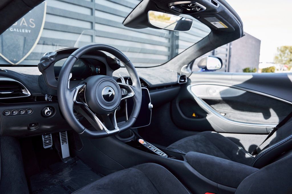 Used 2025 McLaren Artura Spider RWD image 2