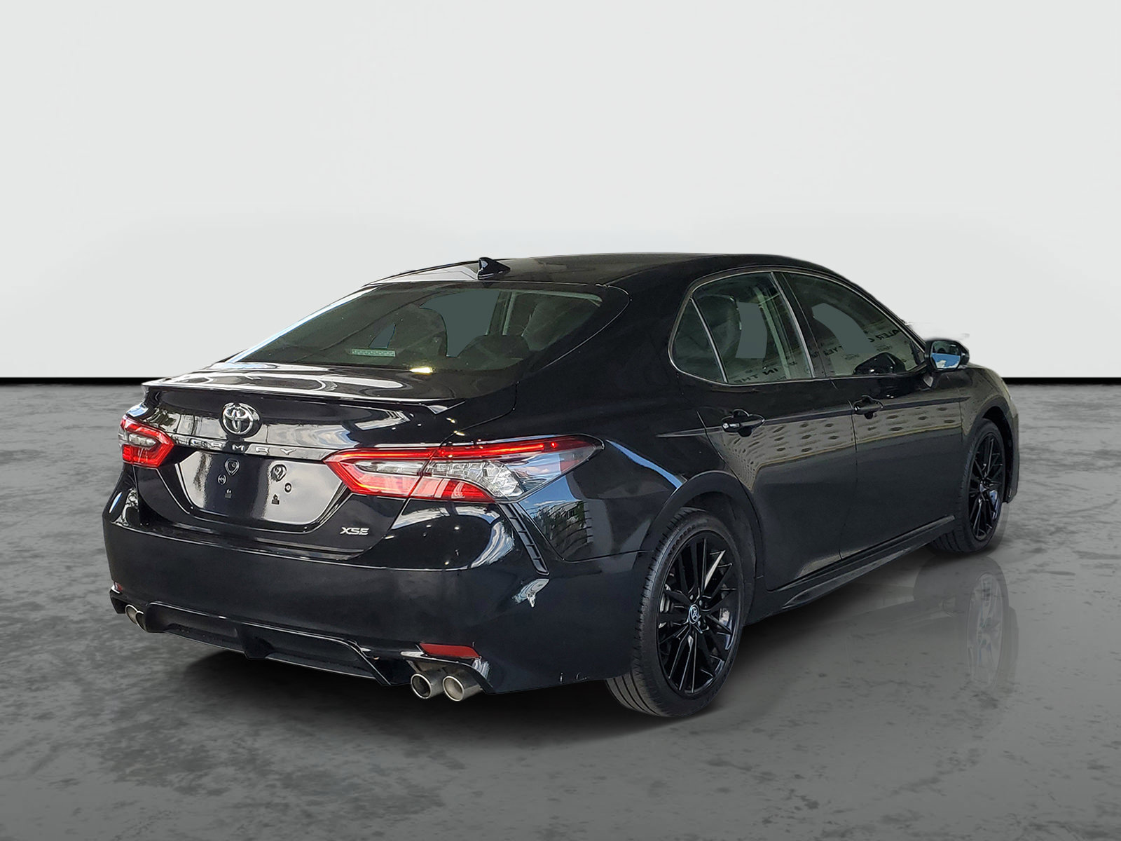 Used 2023 Toyota Camry XSE FWD image 2