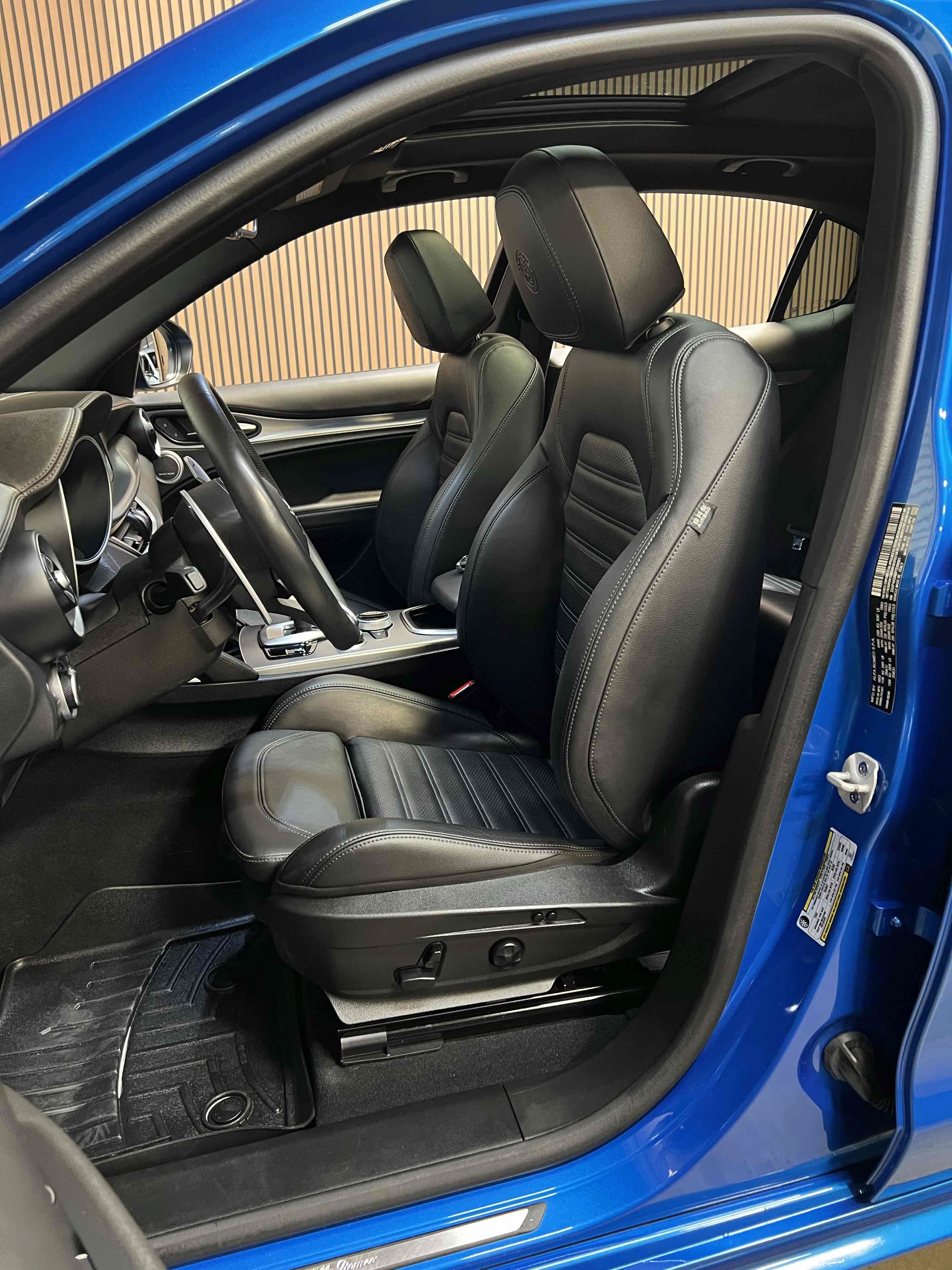 Used 2023 Alfa Romeo Stelvio Veloce AWD/4WD image 37