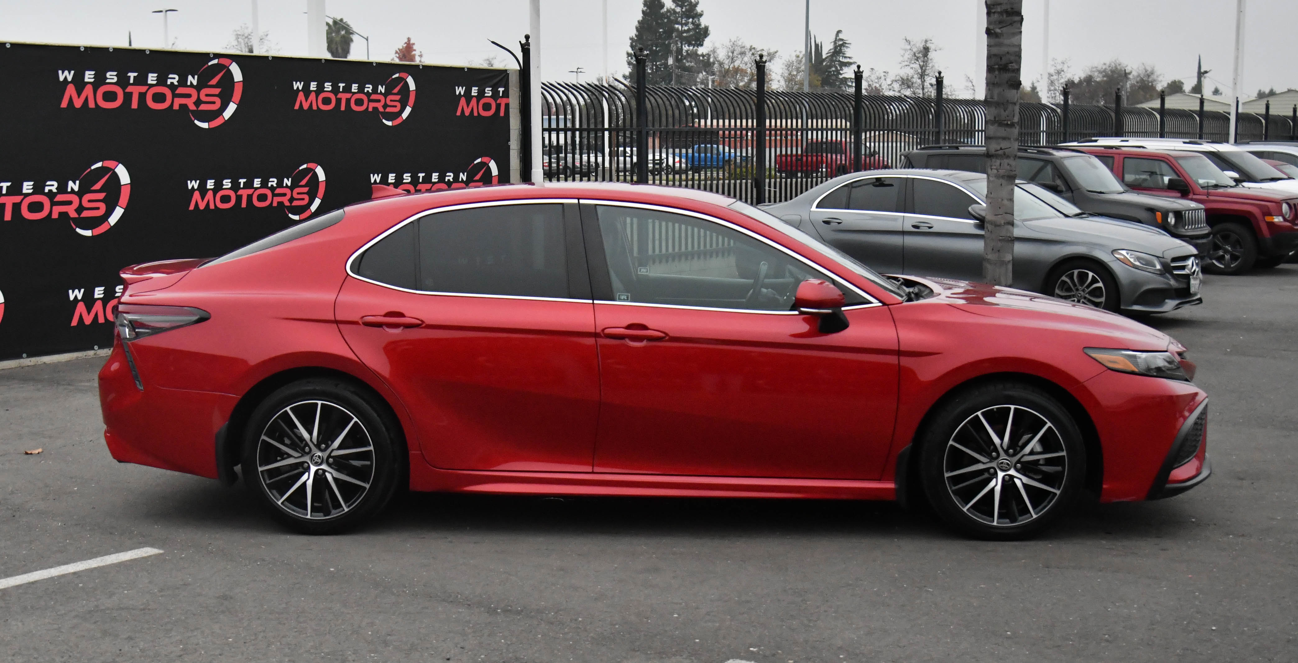 Used 2023 Toyota Camry SE image 9