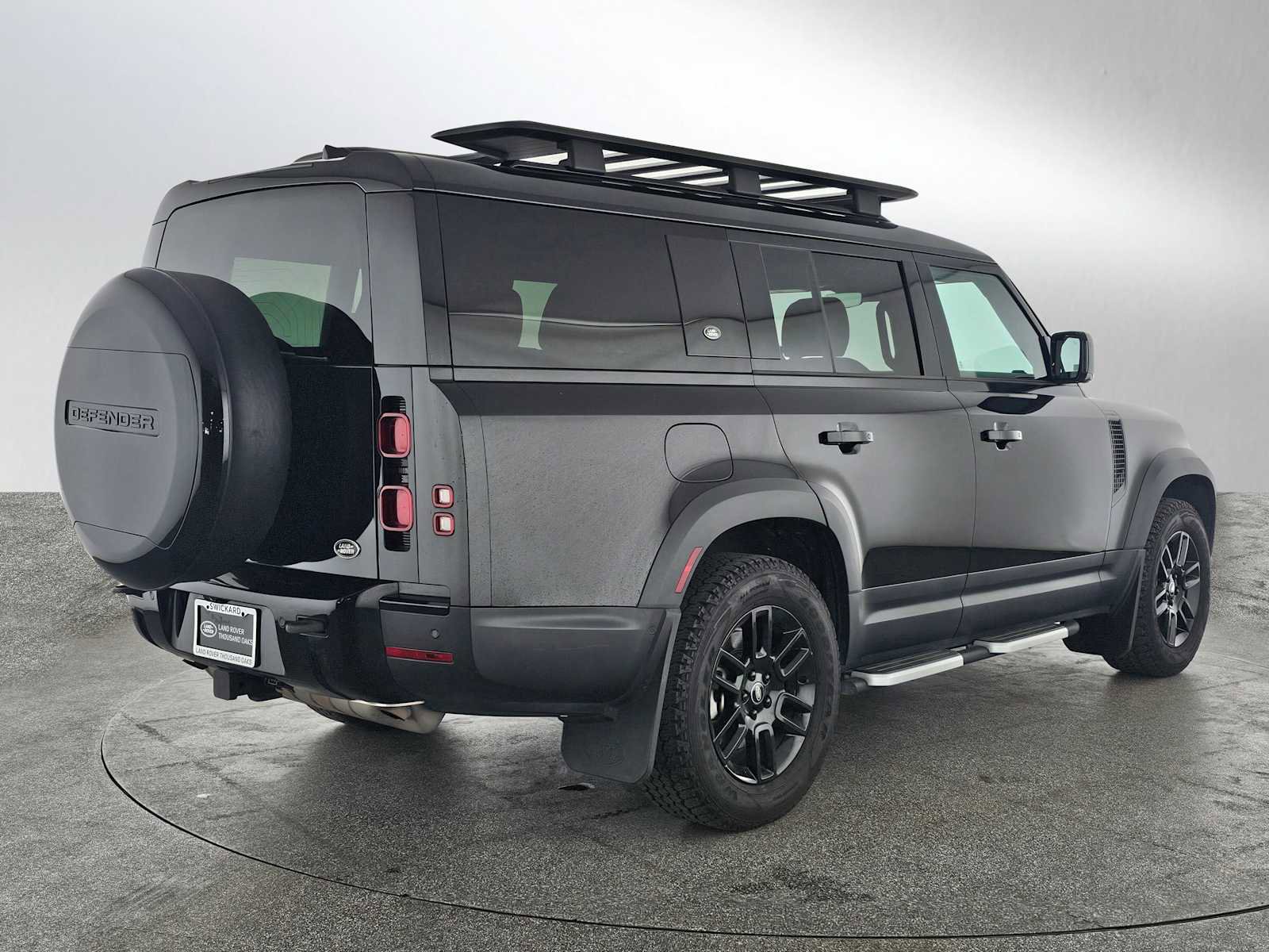 Used 2023 Land Rover Defender 130 SE image 5