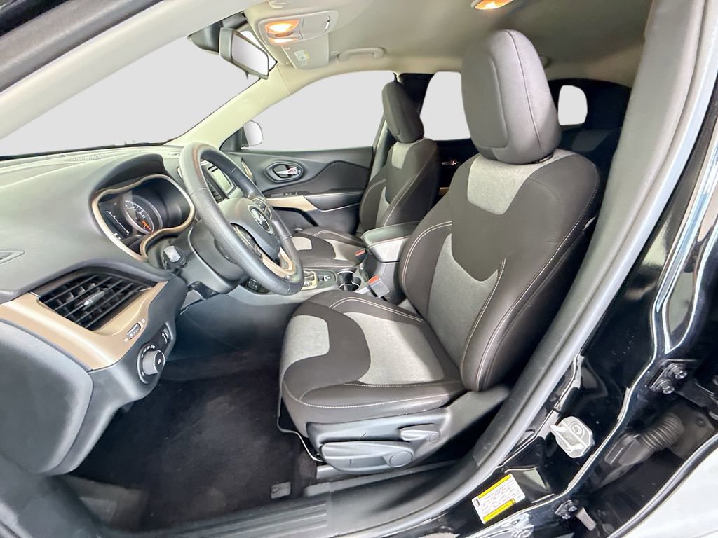 Used 2018 Jeep Cherokee Latitude w/ Safety Group image 19