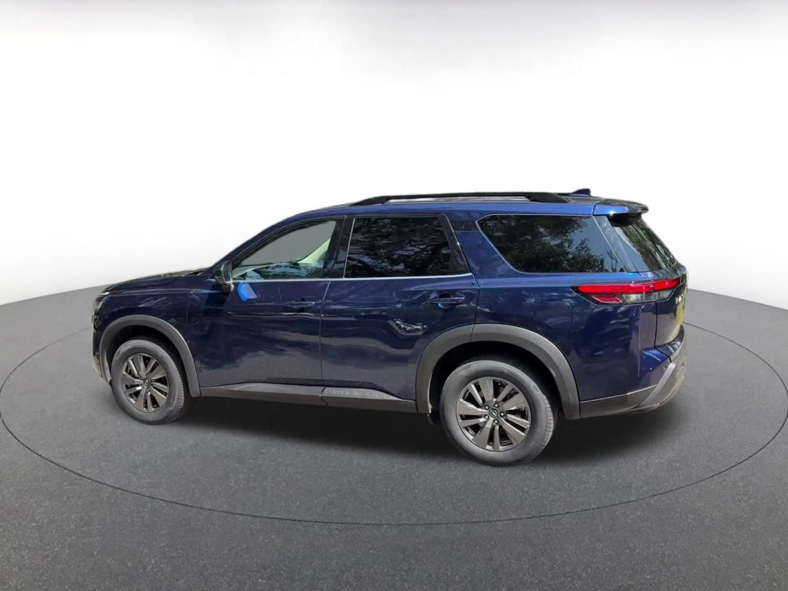 Used 2025 Nissan Pathfinder SV FWD image 9