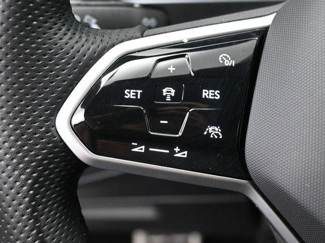 Used 2022 Volkswagen Tiguan SE R-Line image 17