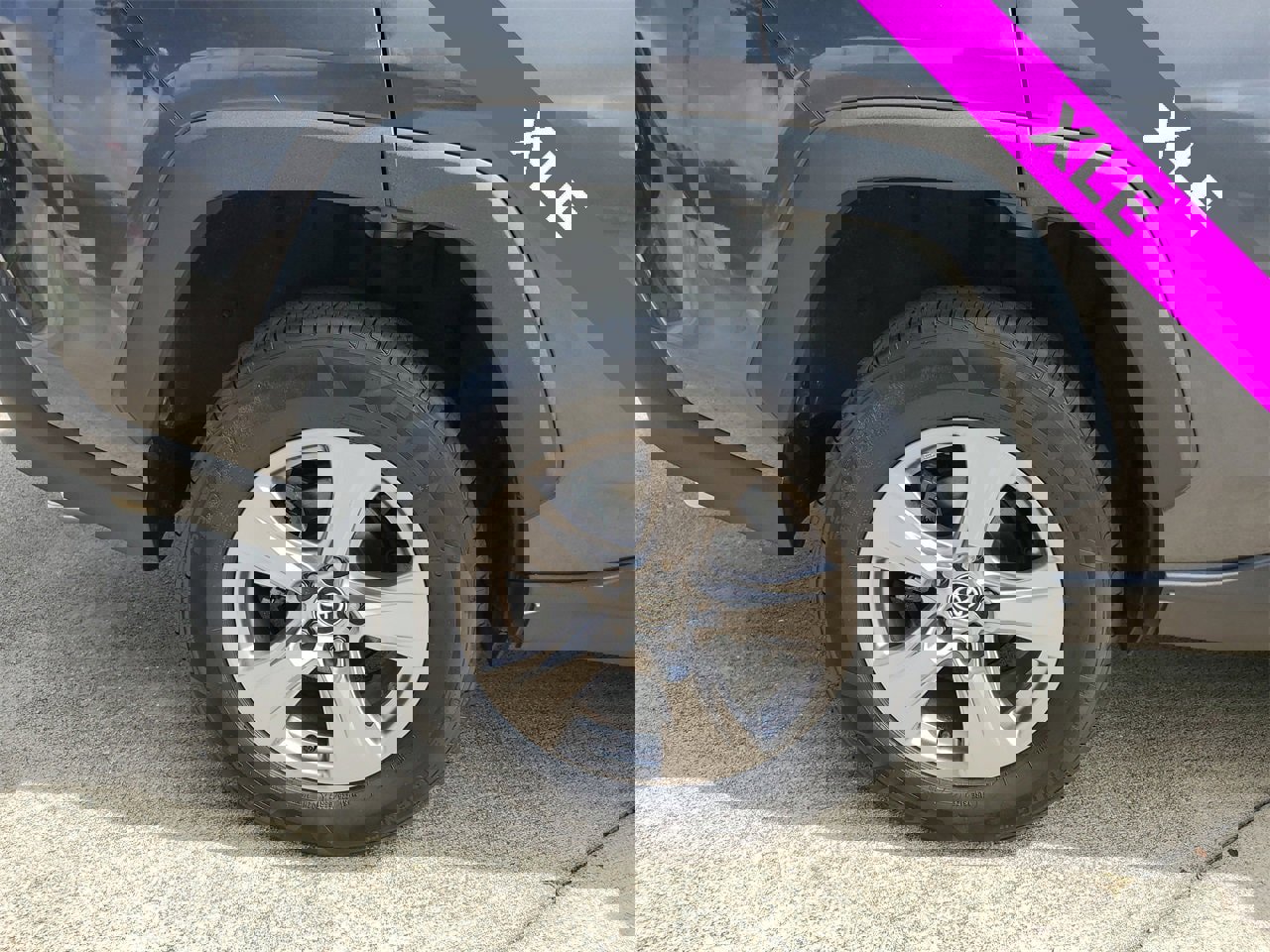 Used 2022 Toyota RAV4 XLE image 5