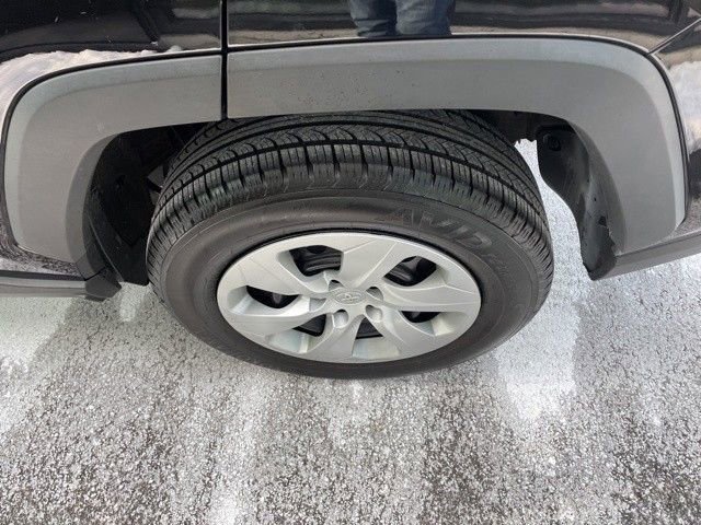 Used 2021 Toyota RAV4 LE image 10