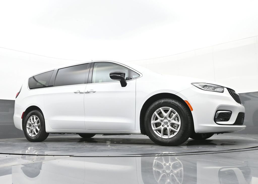 Used 2024 Chrysler Pacifica Touring-L image 32