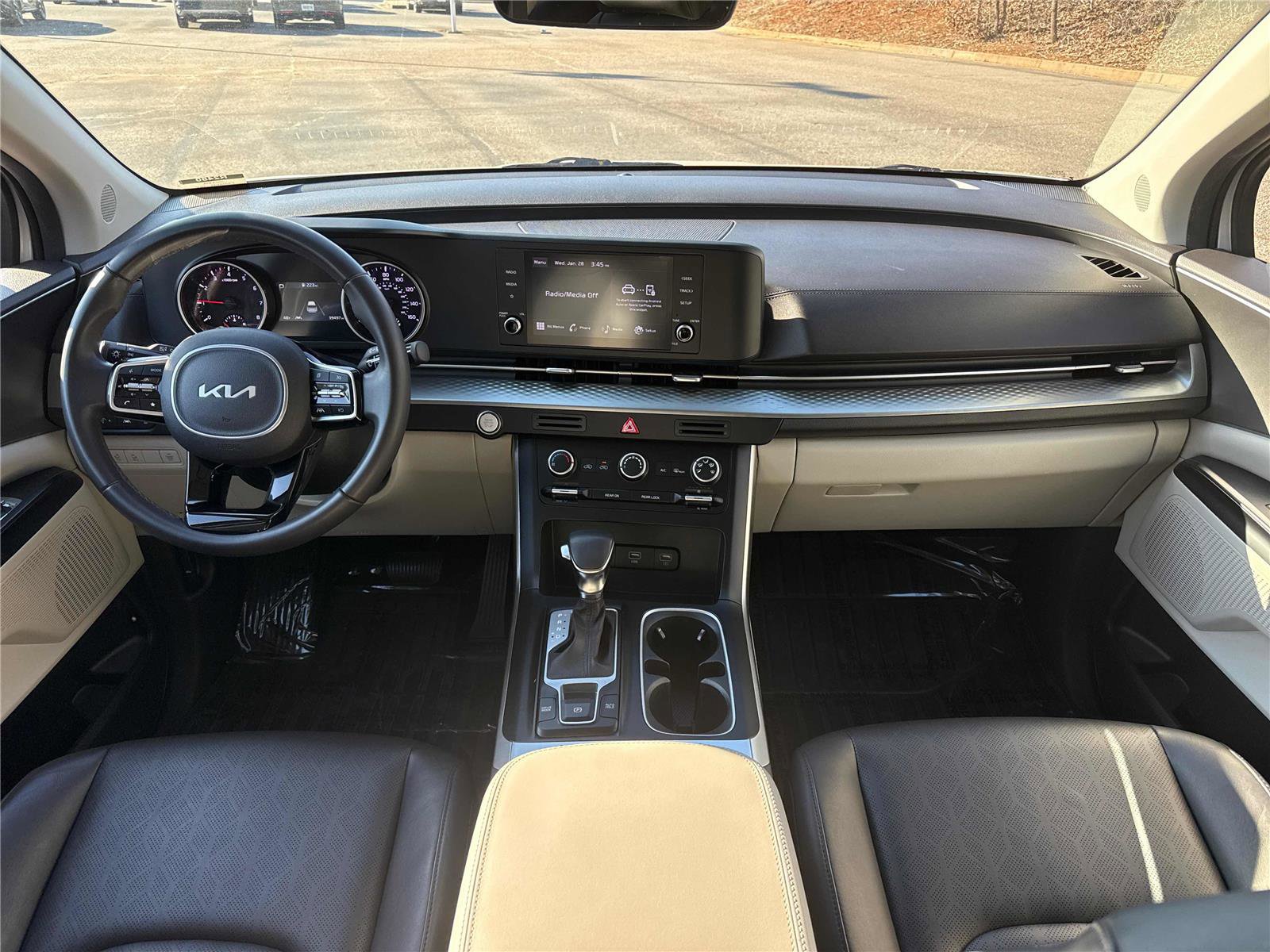 Used 2023 Kia Carnival LX image 12