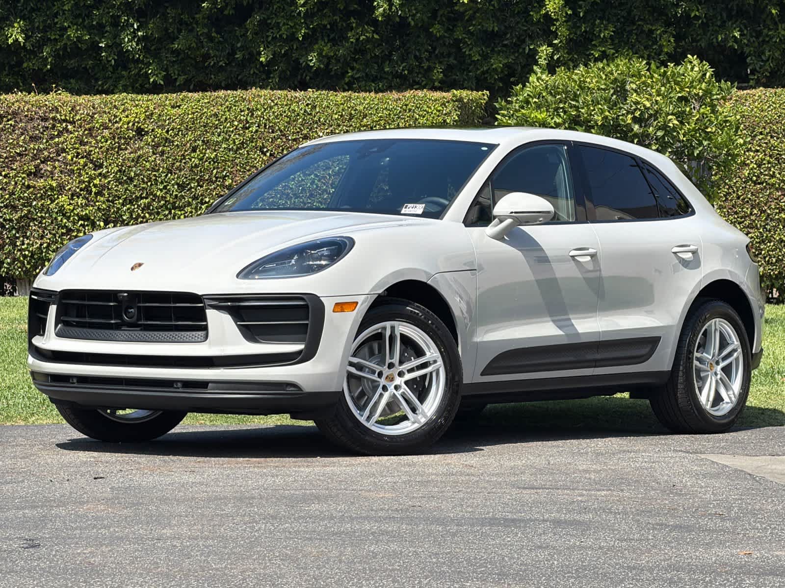 Certified 2025 Porsche Macan AWD/4WD image 1