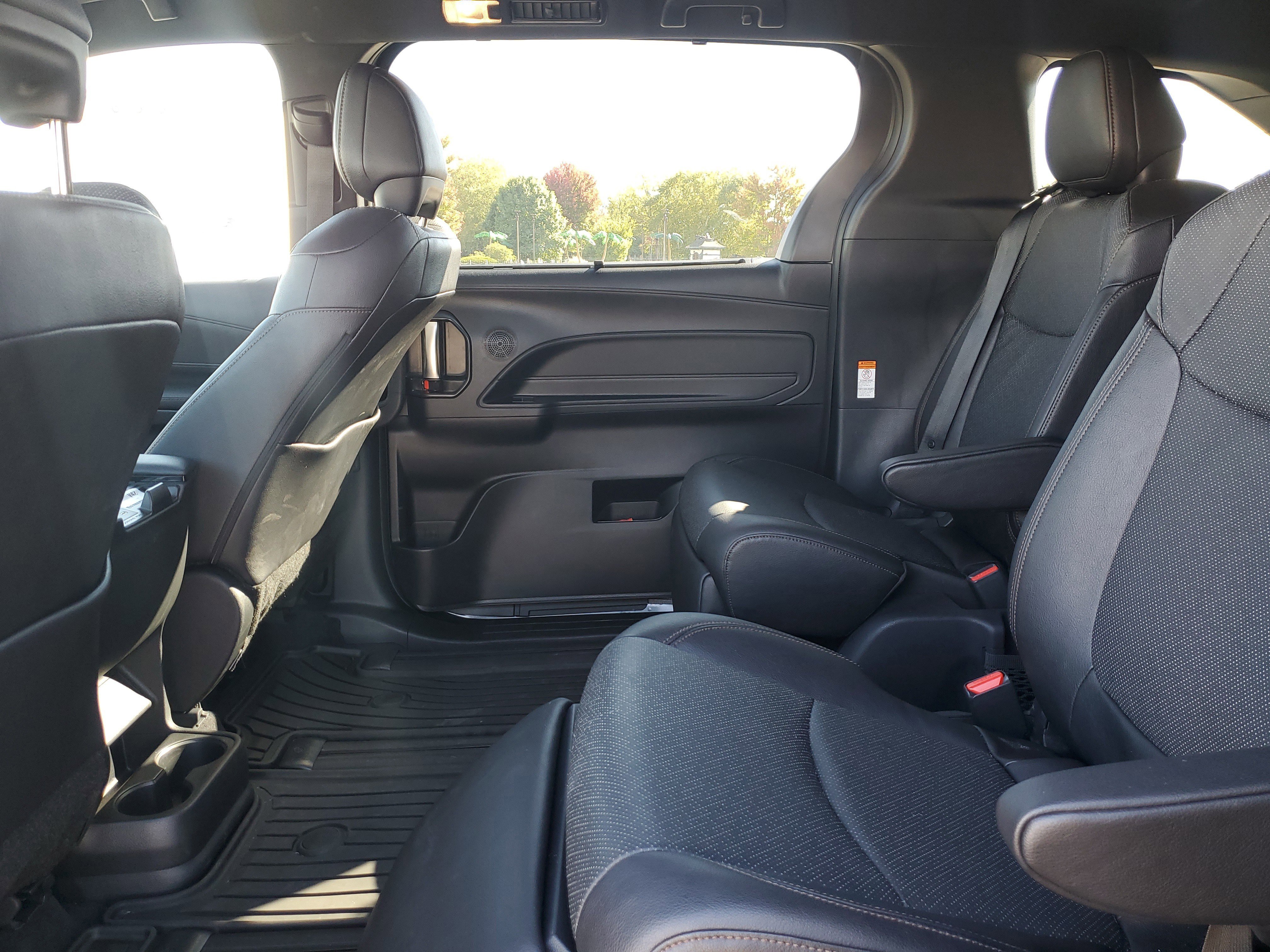 Used 2025 Toyota Sienna Limited image 11