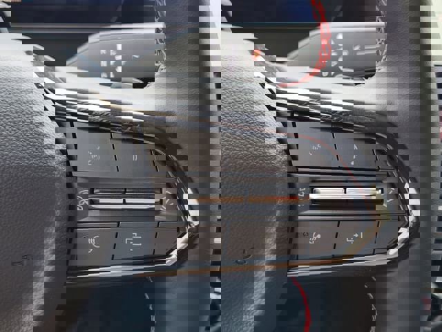 Used 2025 Chevrolet Traverse RS image 31