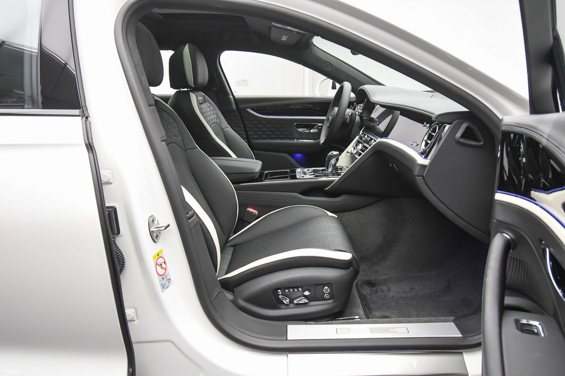 New 2025 Bentley Flying Spur Plug-In Hybrid image 47