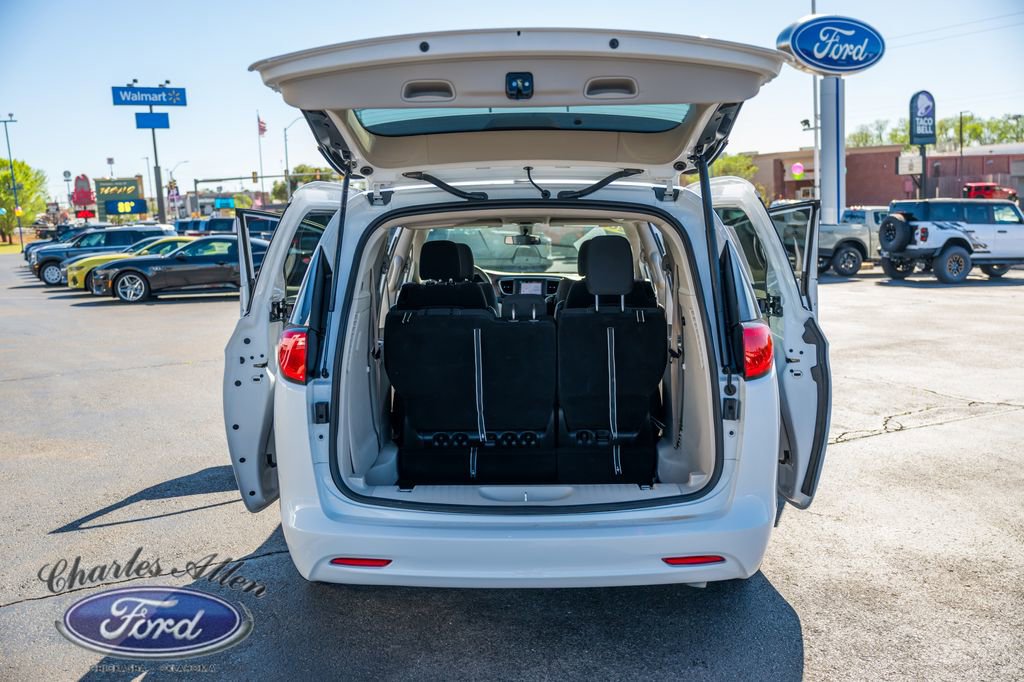 Used 2022 Chrysler Voyager LX image 17