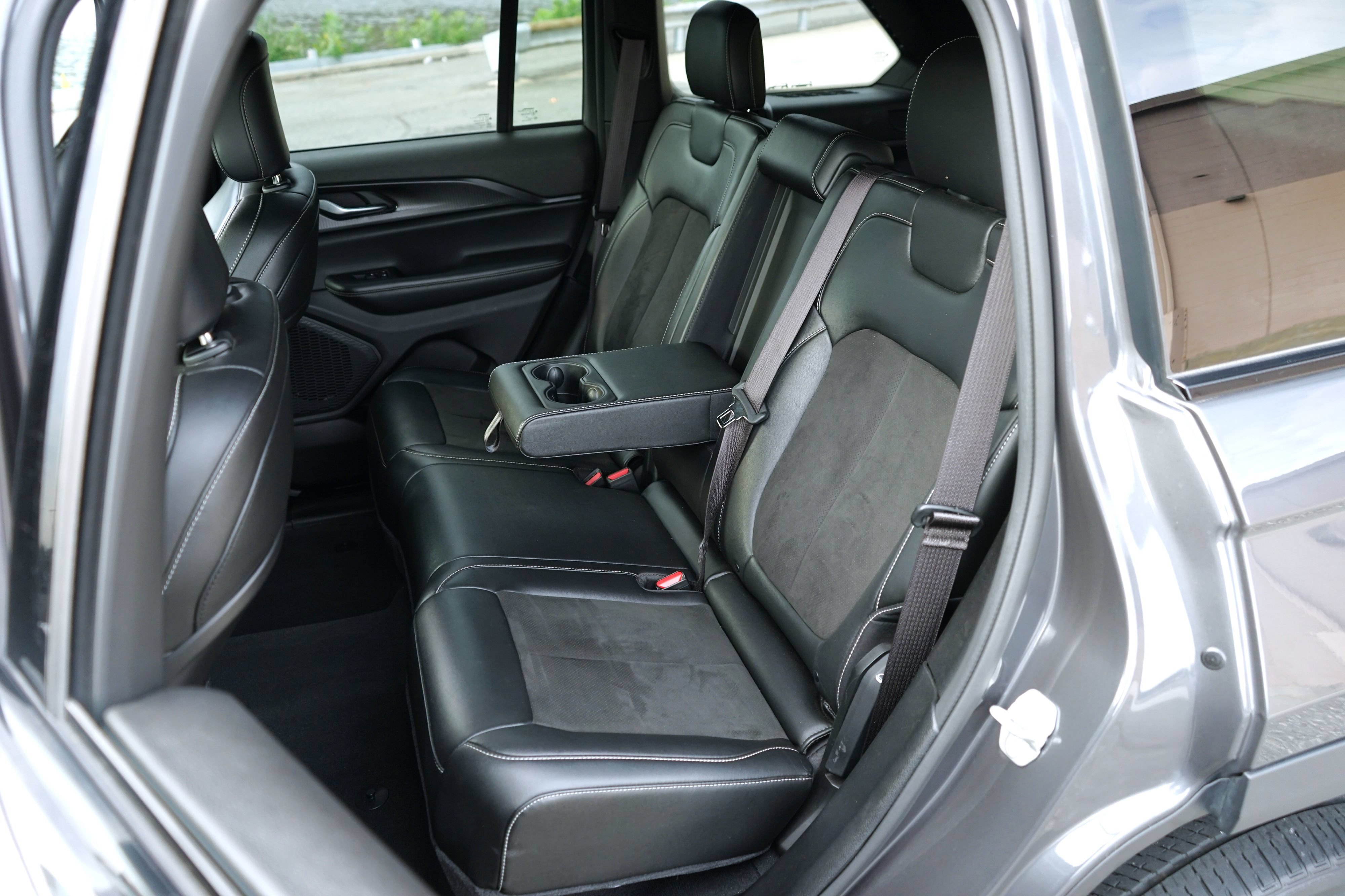 Used 2023 Jeep Grand Cherokee Altitude AWD/4WD image 32