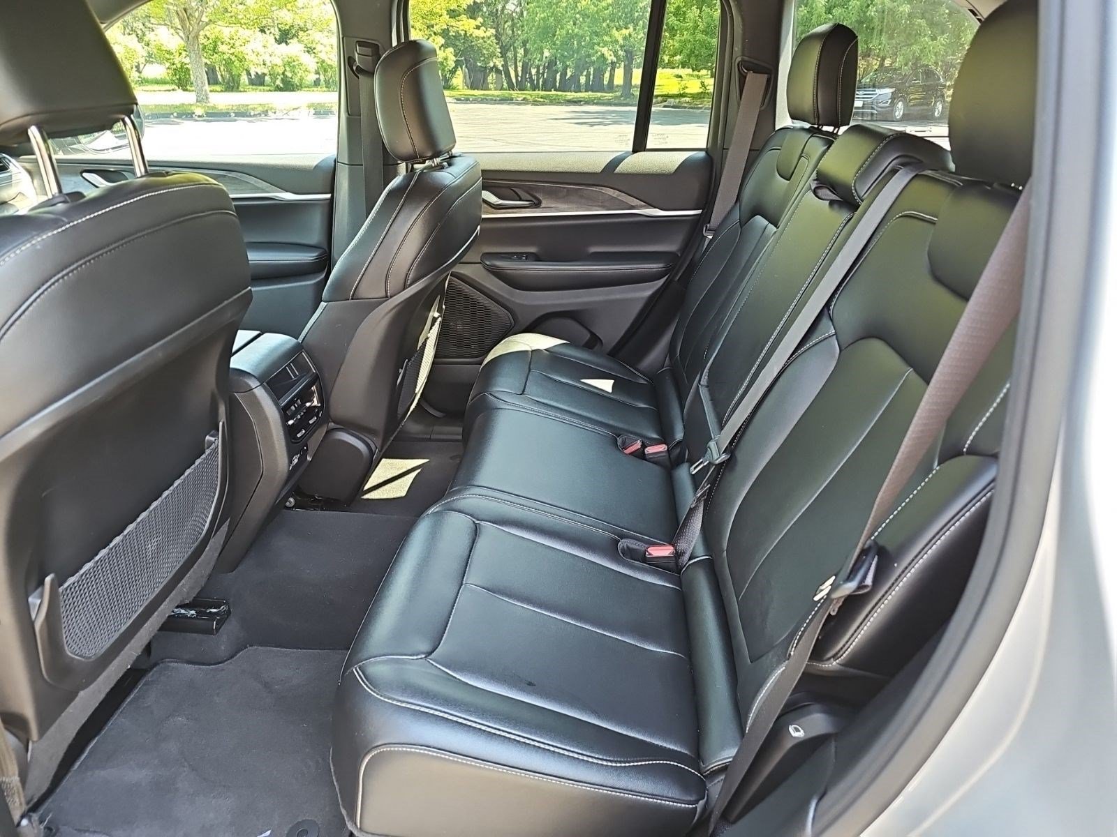 Used 2025 Jeep Grand Cherokee Limited w/ Black Appearance Package AWD/4WD image 17