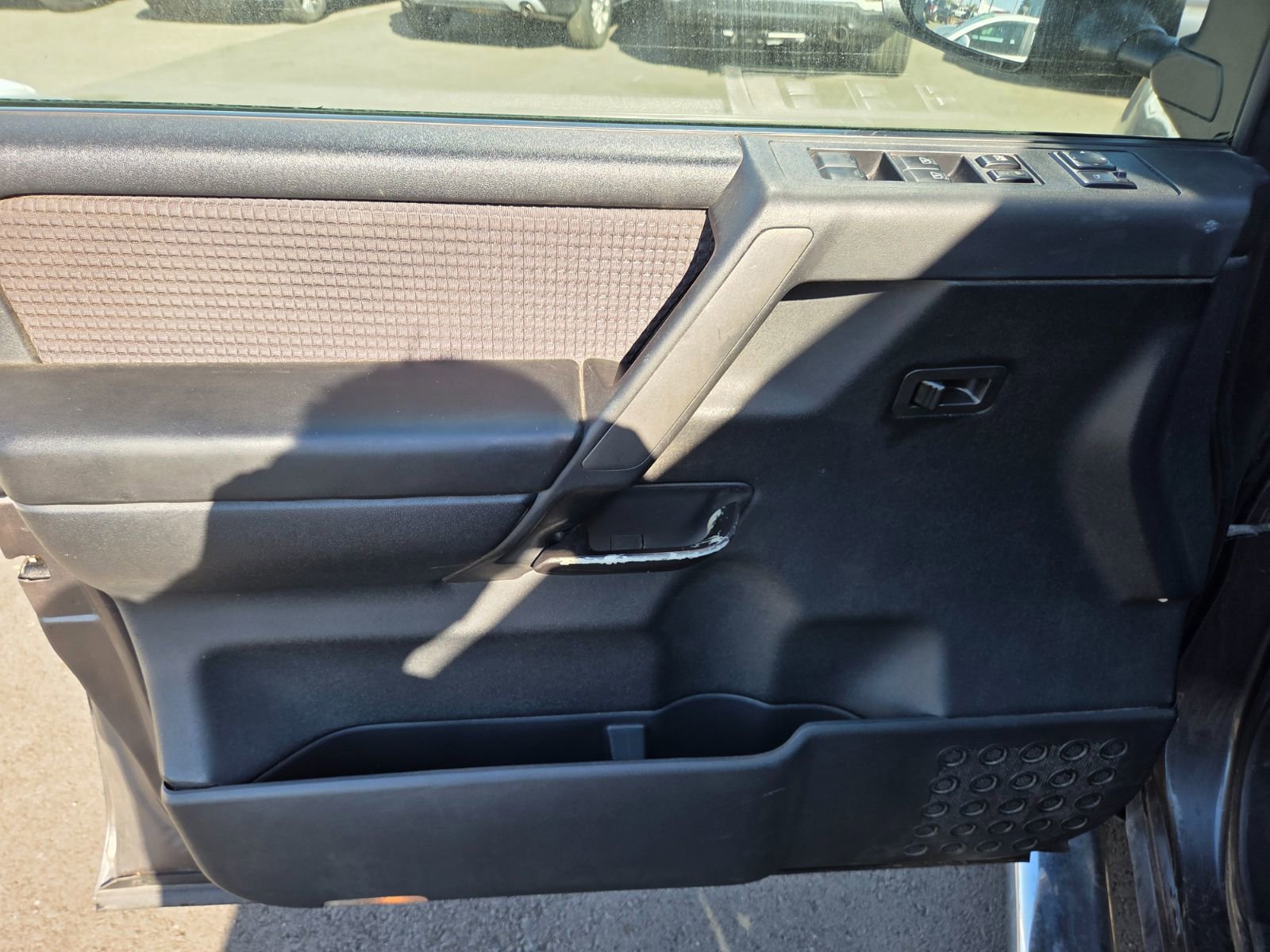 Used 2011 Nissan Titan SV w/ SV Premium Utility Pkg image 6