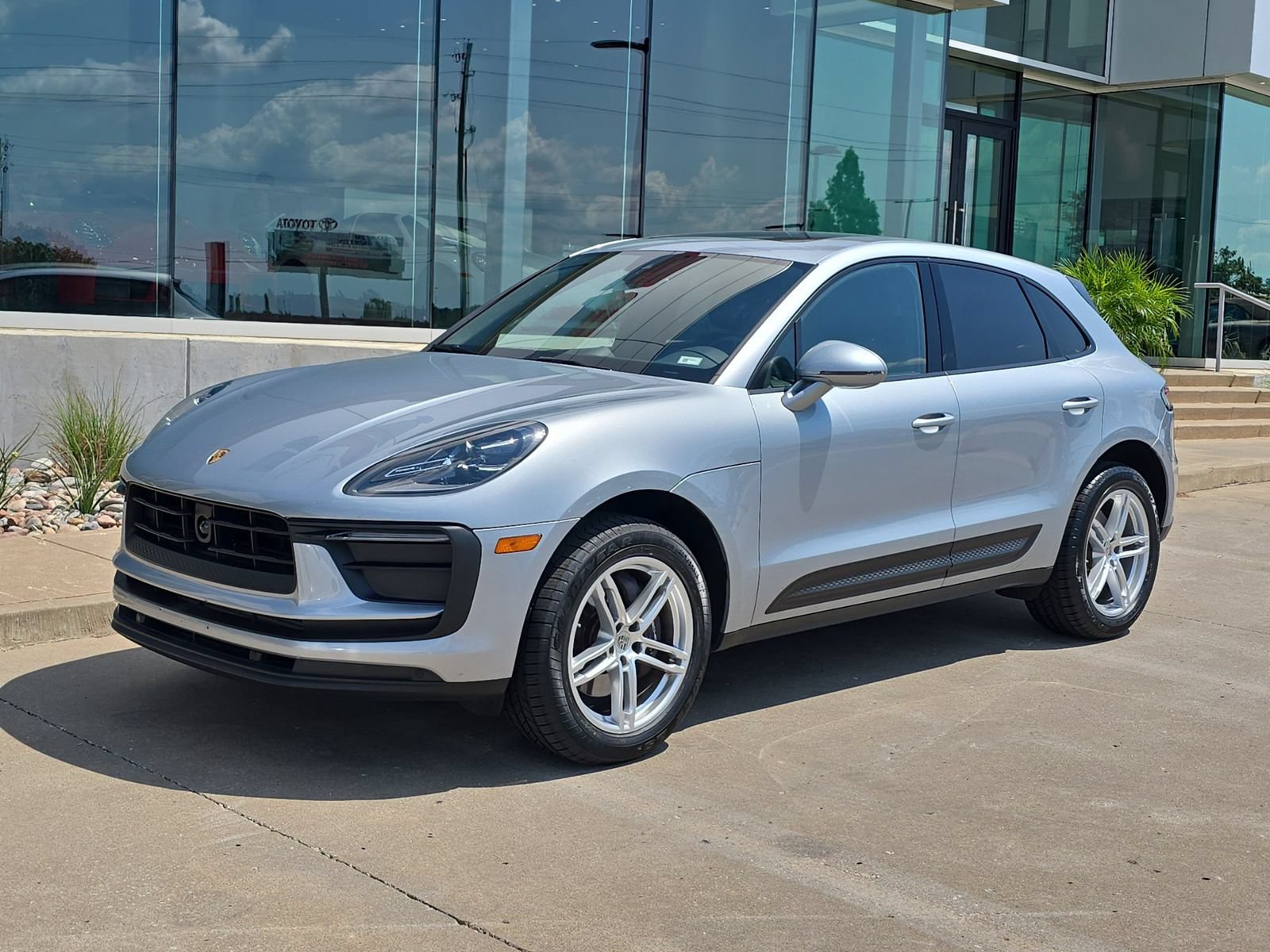 Used 2024 Porsche Macan AWD/4WD image 1