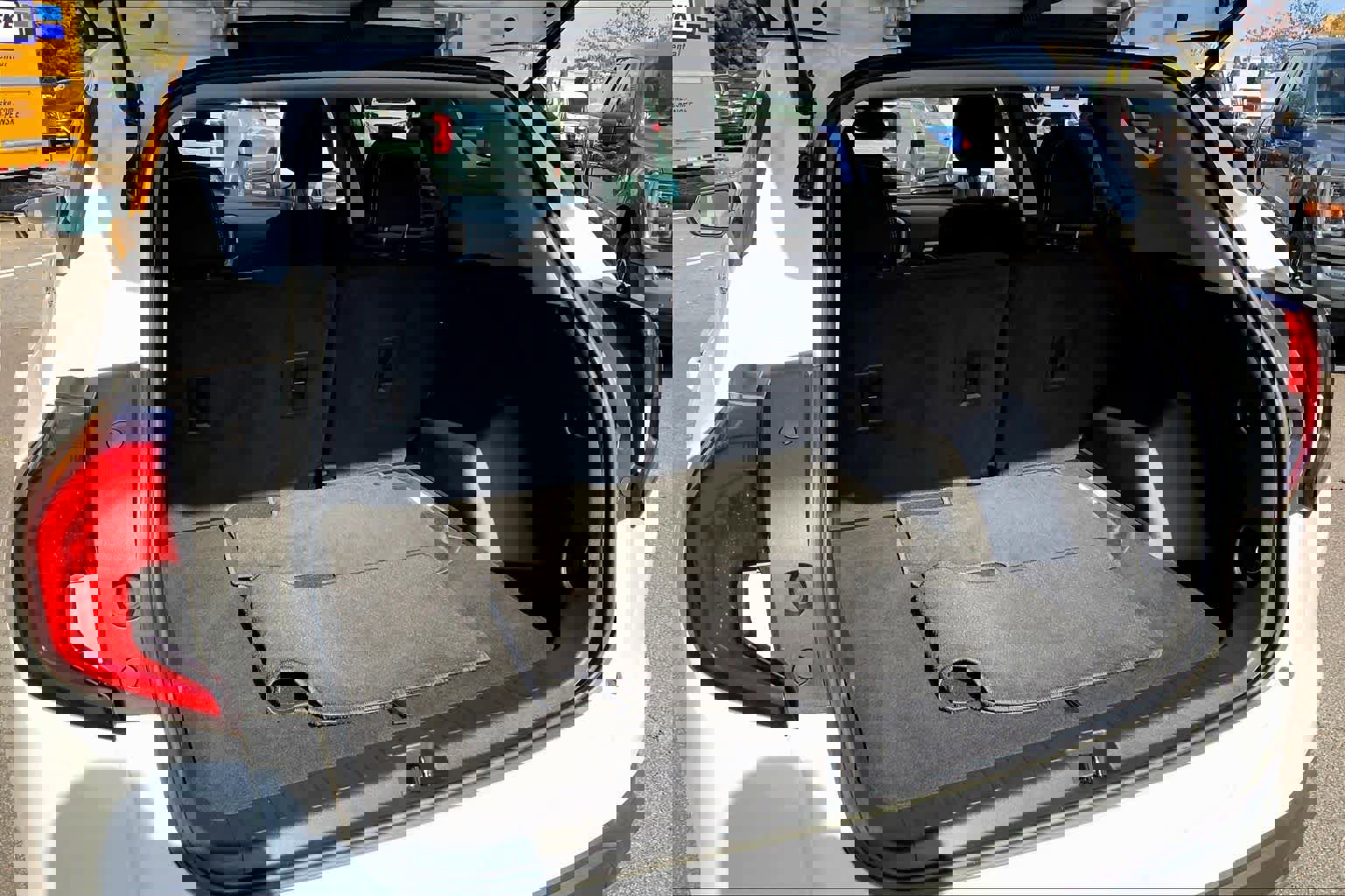 Used 2023 GMC Terrain SLE w/ Driver Convenience Package image 31