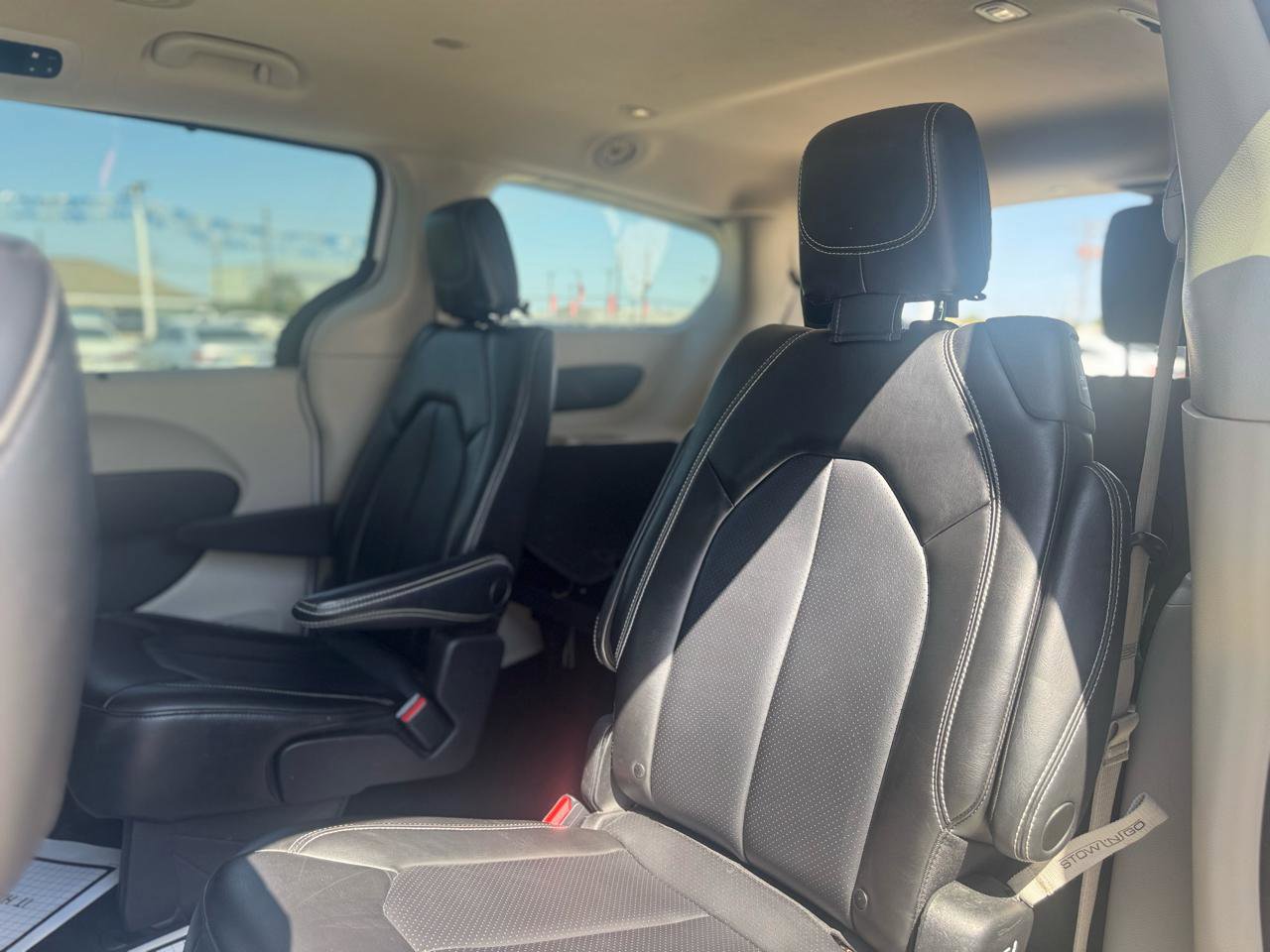 Used 2023 Chrysler Pacifica Touring-L image 37